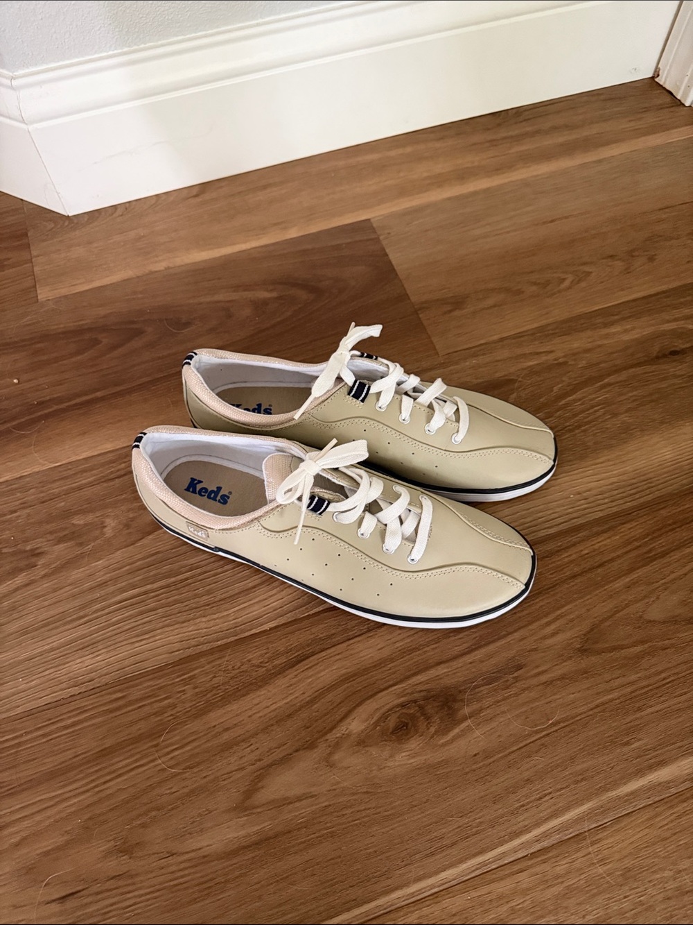 Keds women’s Low-Top leather Lace-Up Sneakers in stone putty khaki tan color 9.